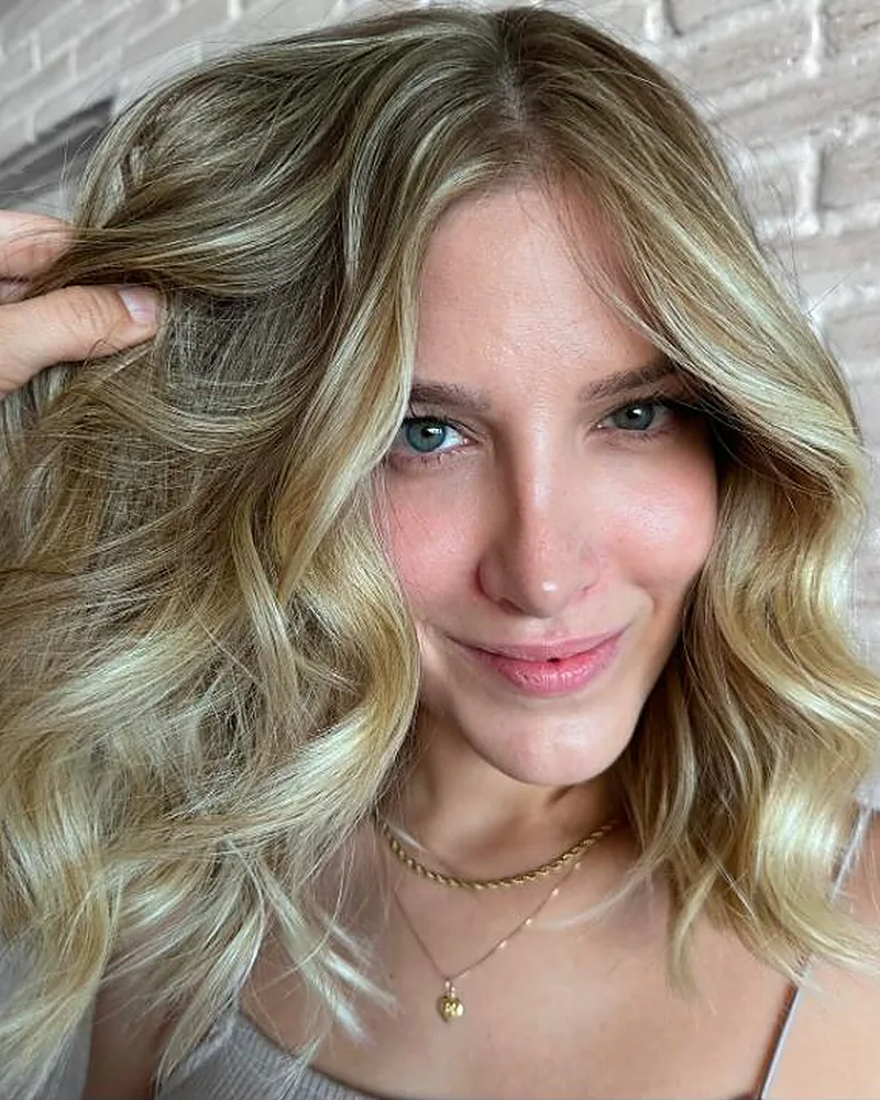 Cliente com mechas loiras feitas na temporada presencial