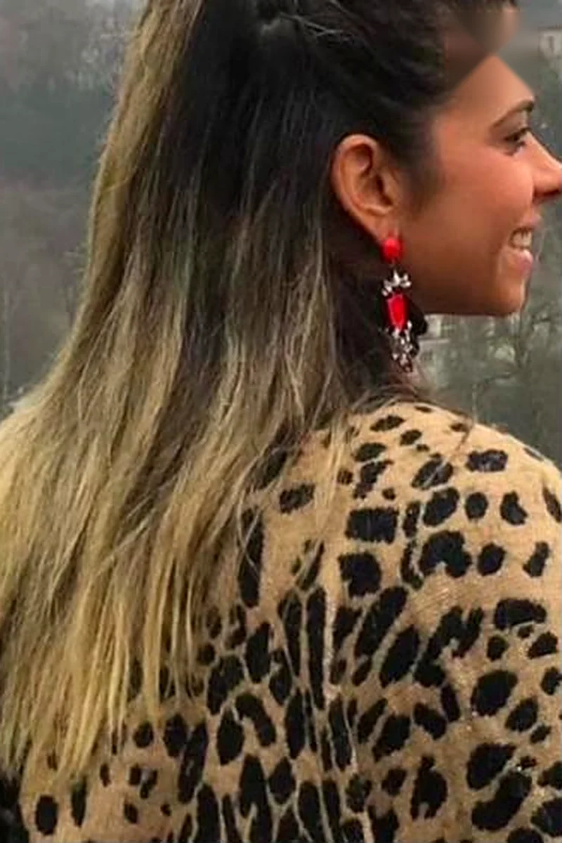 Priscilla Jorge com o cabelo loiro, danificado por química e calor