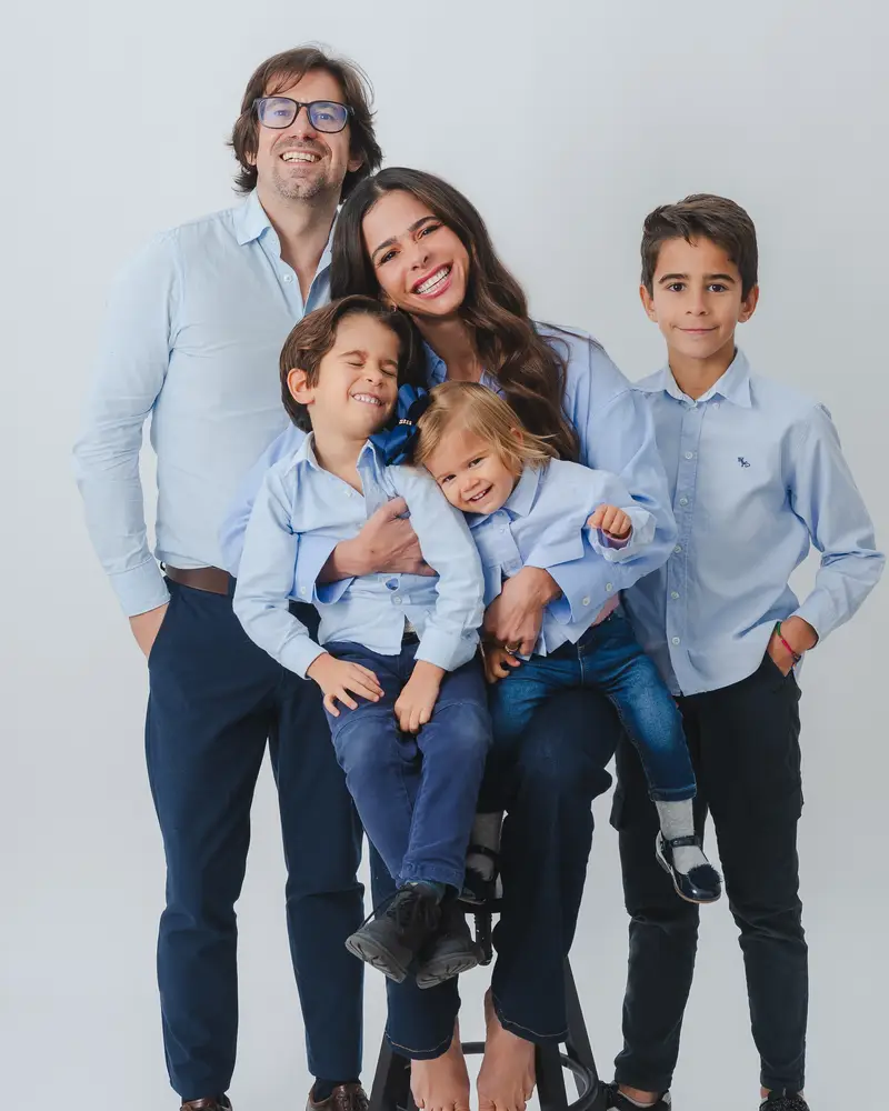 Priscilla Jorge com o marido e os três filhos