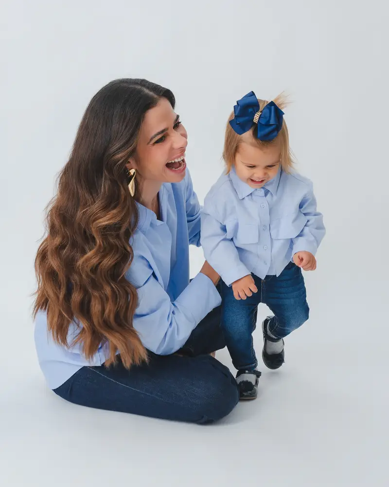 Priscilla Jorge rindo com a filha